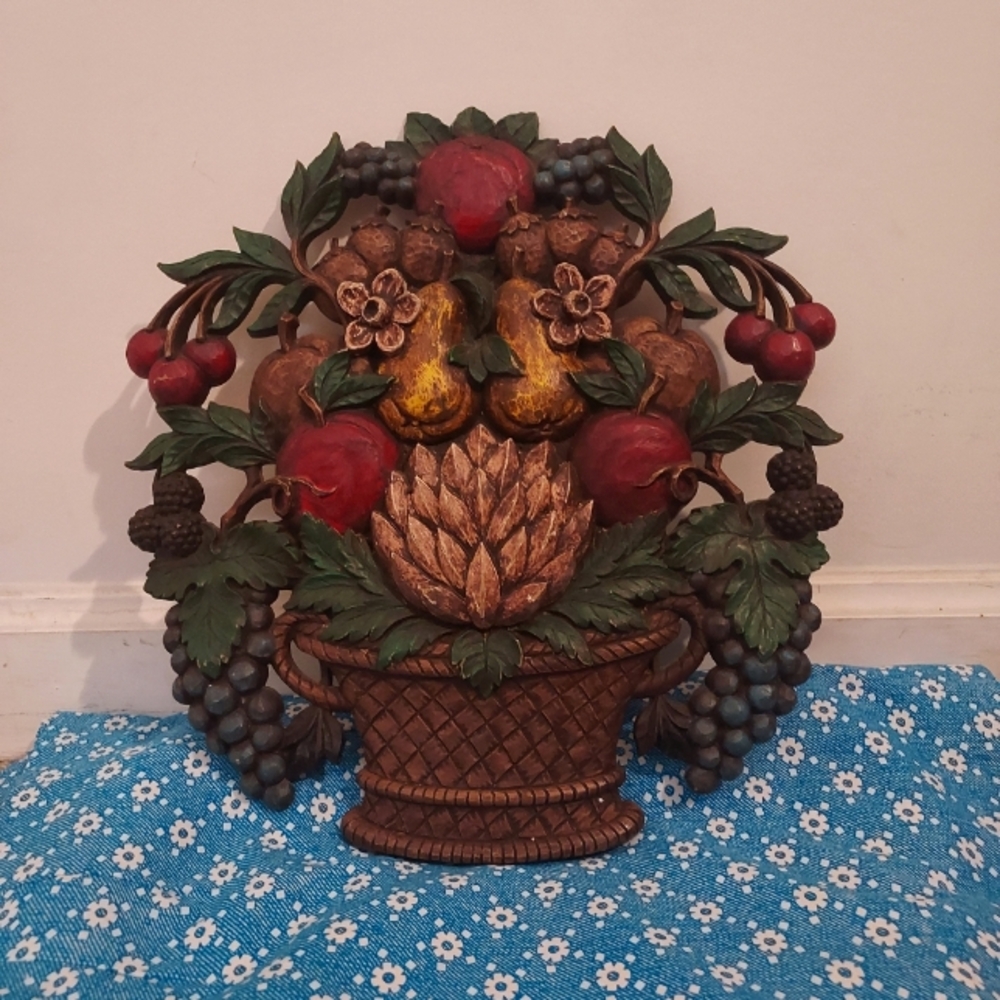 Rare vintage 1966 Syroco cornucopia carved resin wall hanging